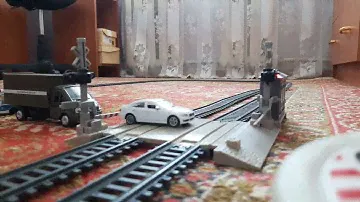 Машина застряла на ж/д переезде, но поезд НЕ сбил её!