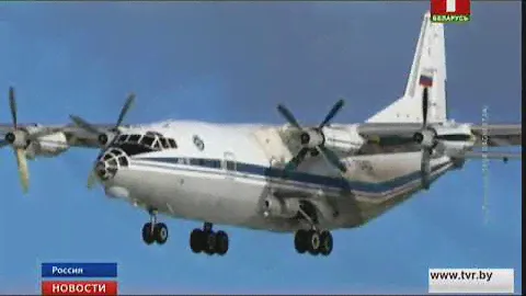 В Якутске у самолета Ан-12 при взлете сорвало створку люка, откуда выпали слитки золота