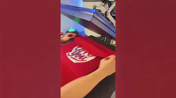 Забрендированная футболка наклейками DTF