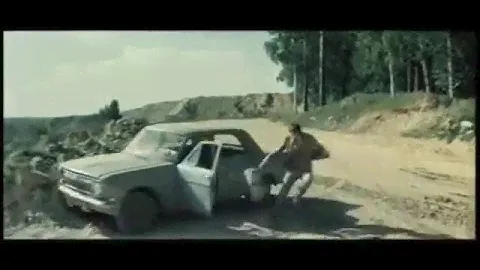 Полёт с космонавтом (1980) - car chase scene