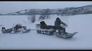 Мототолкач Ураган везет снегоход Буран. Кольский полуостров.