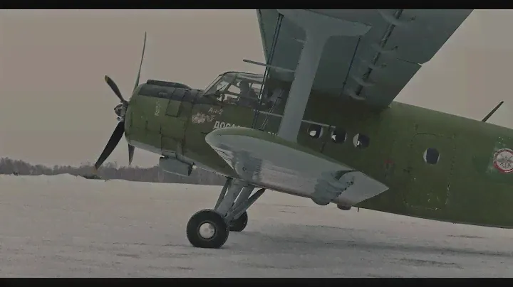 Посадка в самолёт Ан-2Т и взлёт / Hot loading to the Antonov An-2 biplane and takeoff