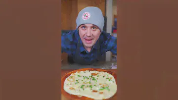 Пышный наан с чесночным маслом и кинзой