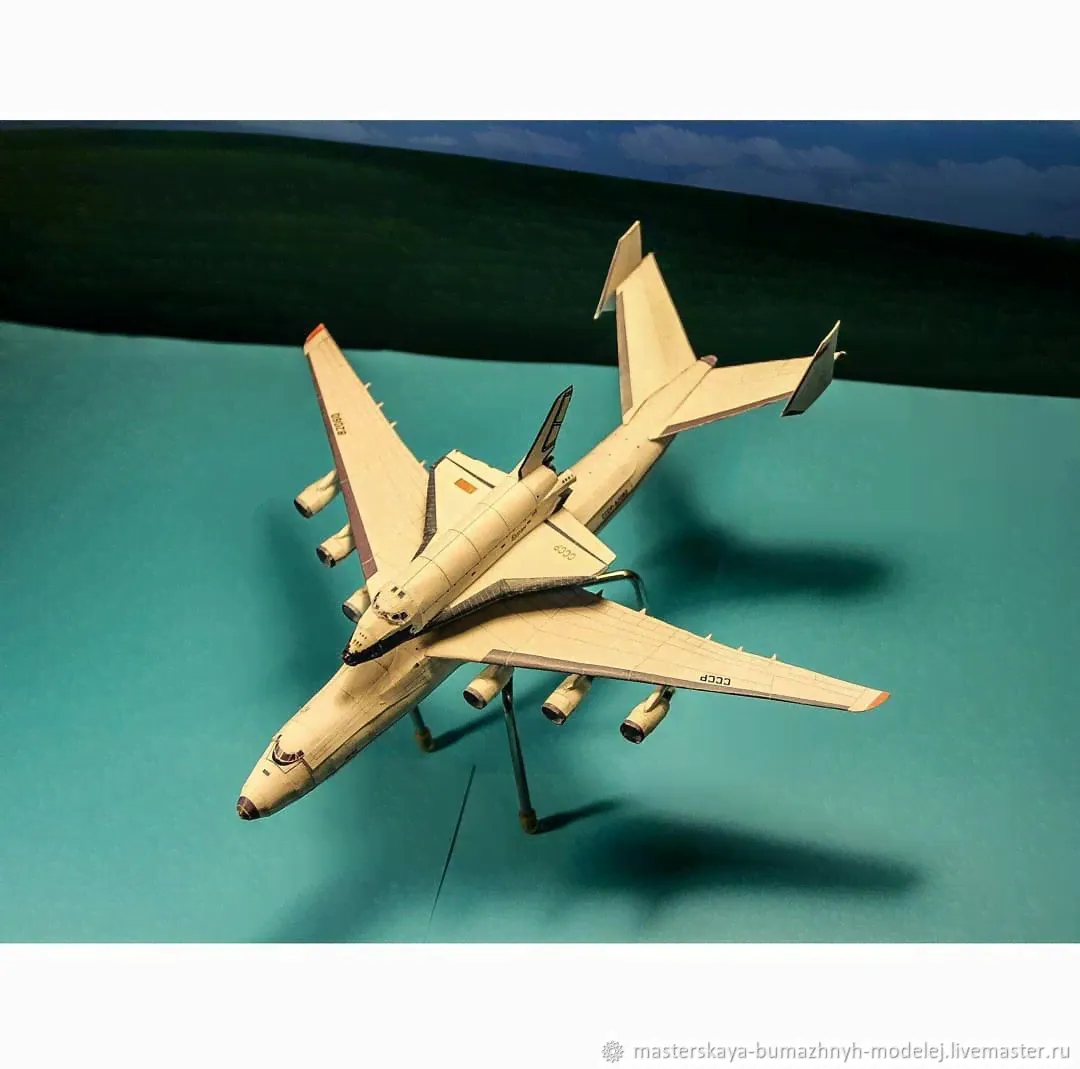 Модель самолёта Ан-225 Мрия с челноком Буран-0