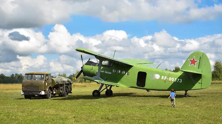 Самолёт АН-2Т "Кукурузник". Запуск двигателя и взлёт.