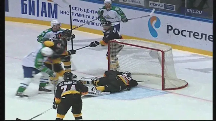 Штепанек остановил шайбу на ленточке / Stepanek's enormous save on Lazarev
